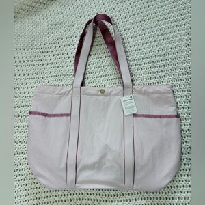 RARE! NWT lululemon daily multi-pocket tote in blissful pink/pink frosting 20L